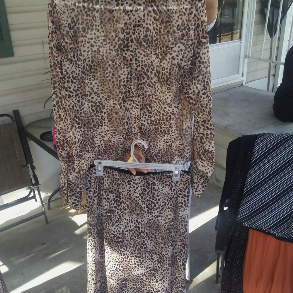 Woman's skirt and shirt set size large - Picture 2 of 2
